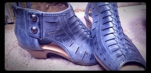 Earth peep toe sandals.  New without tags.